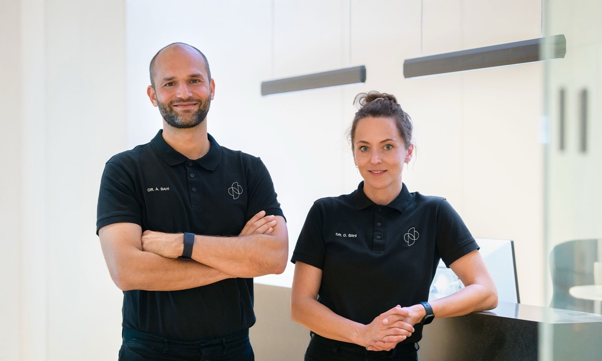 Dr. Alex Sahi und Dr. Dina Sahi in ihrer Praxis